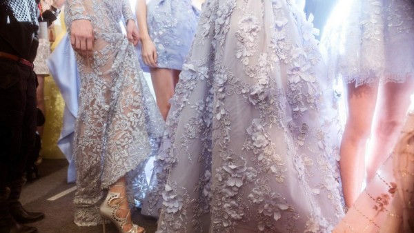Saber cómo vestir para asistir a una boda es muy importante. Debemos ser cuidadosas y vestirnos de acorde a la ocasión para causar una buena impresión. Así sea de día o de noche, una boda es un evento formal para el cual hay que lucir bien. Como invitada no debes opacar a la novia pero verte elegante, es esencial. <br/>A continuación te presentamos diseños de la semana de Alta Costura en Paris en los cuales te puedes inspirar para lucir a la moda en una boda.<br/>