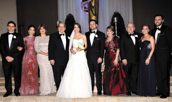 Los recién casados rodeados de sus padres y padrinos; Edmundo, Giselle, Mirna y Edmundo Del Carmen, Ruth y Francisco Llanes y Ruth e Iván Bendeck