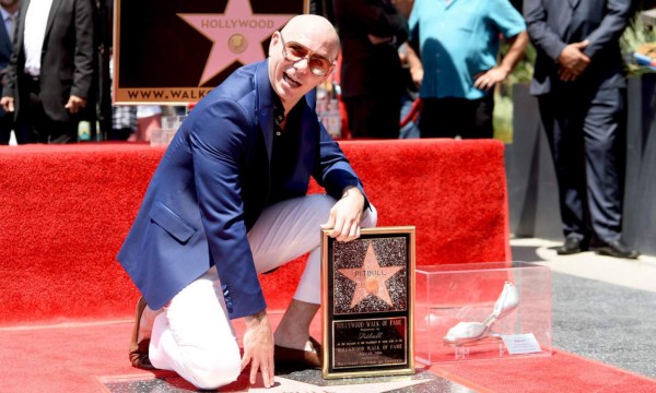 Pitbull logra su estrella en Hollywood walk of fame