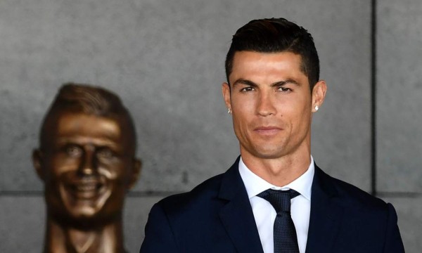 El busto de bronce de Cristiano Ronaldo no se parece nada a él
