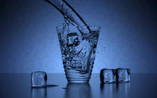 Toma agua helada: Según el celebrity trainer, David Kirsch, al tomar agua helada tu cuerpo gastará más energía y calorías para calentarla. También recomienda tomar varios sorbos entre bocados ya que te llenarás más rápido. Toma agua helada: Según el celebrity trainer, David Kirsch, al tomar agua helada tu cuerpo gastará más energía y calorías para calentarla. También recomienda tomar varios sorbos entre bocados ya que te llenarás más rápido.