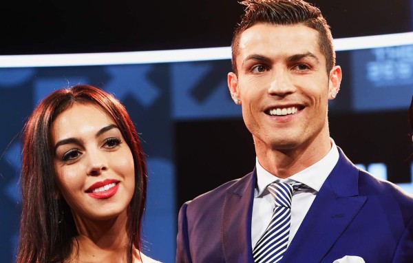 Novia de Cristiano Ronaldo posó junto a uno de los gemelos