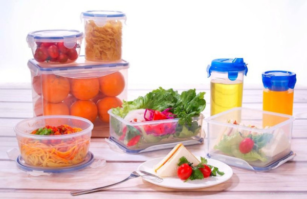 Planifica tus comidas: Establece un menú de comidas que consumirás durante la semana, es más probable que sigas un régimen alimenticio saludable si haces esto ya que si te esperas hasta la hora de almuerzo o cena para ver que comer, lo más seguro es que elegirás opciones altas en calorías porque ya tendrás mucha hambre. Planifica tus comidas: Establece un menú de comidas que consumirás durante la semana, es más probable que sigas un régimen alimenticio saludable si haces esto ya que si te esperas hasta la hora de almuerzo o cena para ver que comer, lo más seguro es que elegirás opciones altas en calorías porque ya tendrás mucha hambre.