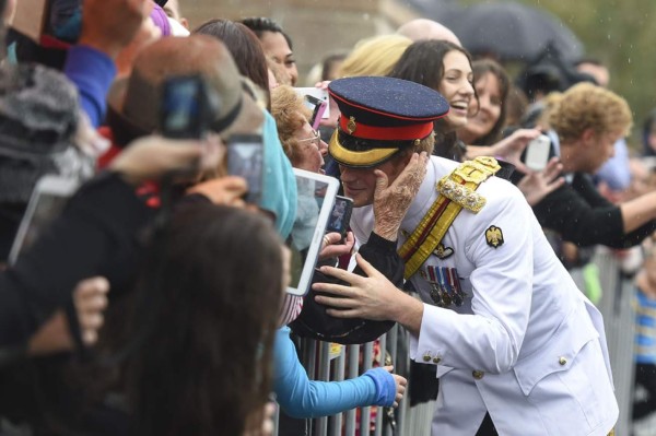 Príncipe Harry: el selfie esta corrompiendo a la juventud
