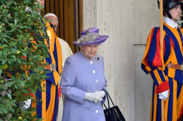 Isabel II arriba al Vaticano