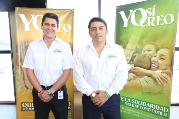 Harold Lovo gerente de mercadeo y Alex Cruz gerente de recursos humanos de Supermercados La Colonia (Foto Hector Hernández)