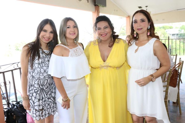 Izzwa Medina junto con sus amigas en su baby shower (fotos: Hector Hernández)