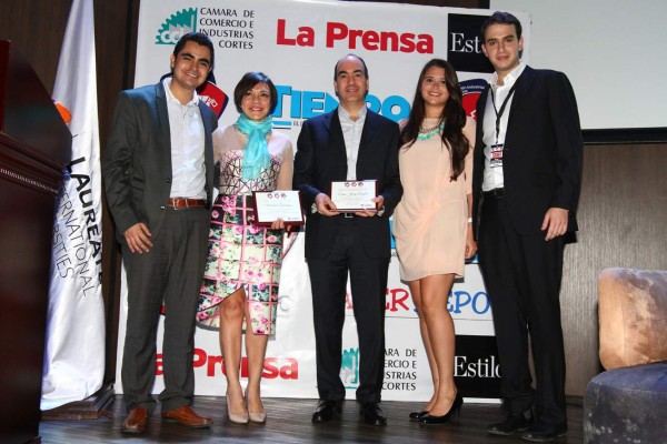 Los empresarios Maribel Lieberman y Emín Jorge Abufele con los estudiantes Pedro Murillo, María Alejandra Pombo y Marcelo Larach.