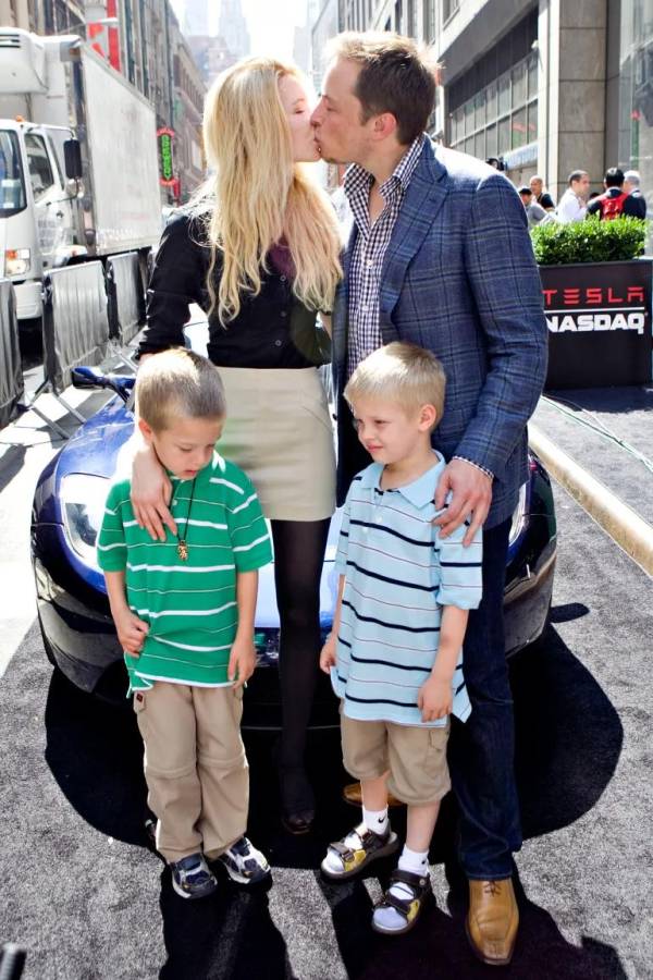 Justine, Elon y los gemelos. Justine, Elon y los gemelos.