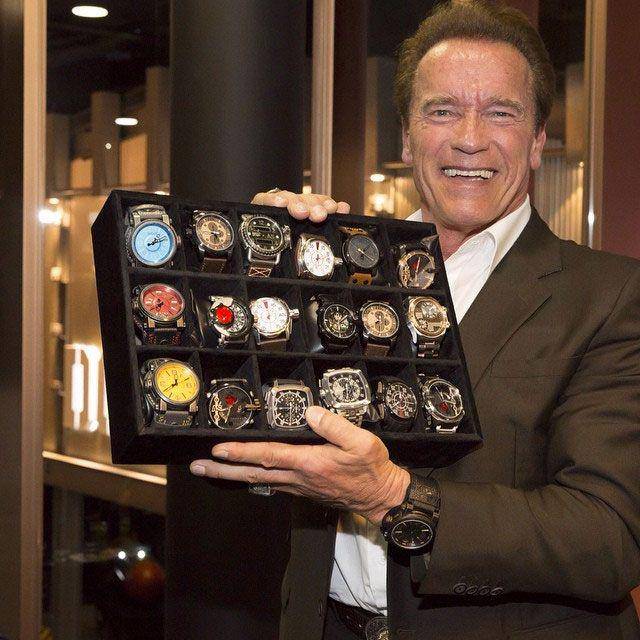 El actor Arnold Schwarzenegger y su colección exclusiva de relojes delux.