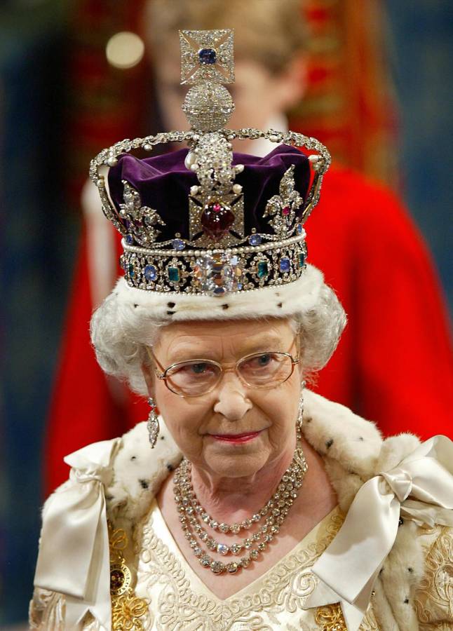 En esta imagen de 2002, la reina Isabel II luce la corona imperial durante su discurso de apertura en el parlamento en Londres (Photo by Adrian DENNIS / POOL / AFP) En esta imagen de 2002, la reina Isabel II luce la corona imperial durante su discurso de apertura en el parlamento en Londres (Photo by Adrian DENNIS / POOL / AFP)