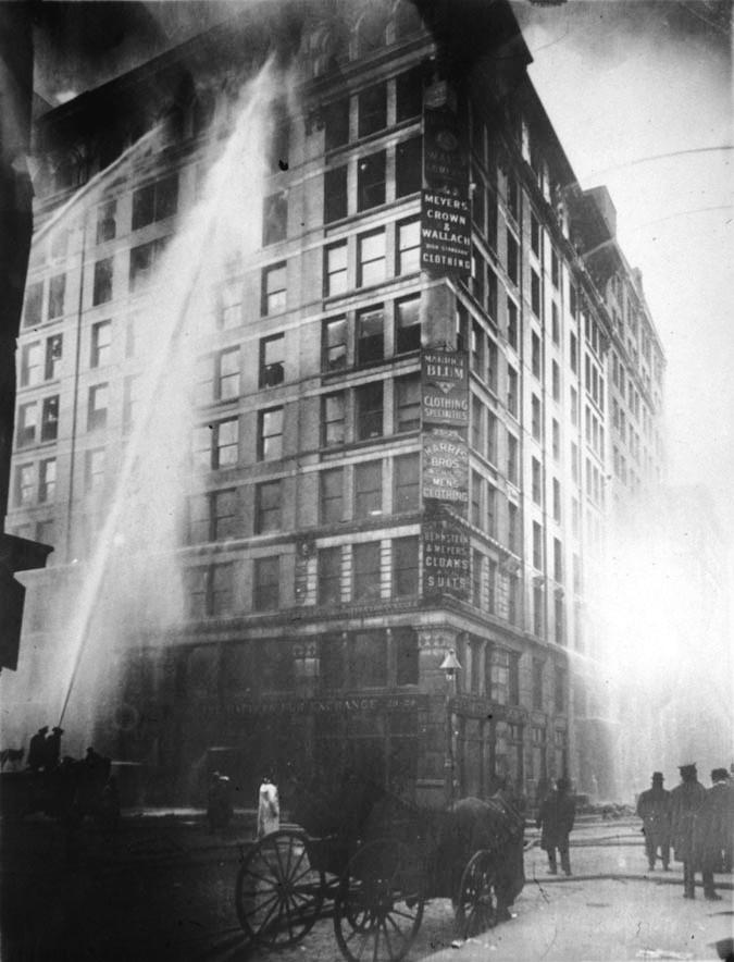 La fábrica de camisas Triangle Shirtwaist en New York se incendió el 25 de marzo de 1911 con centenares de mujeres en el interior
