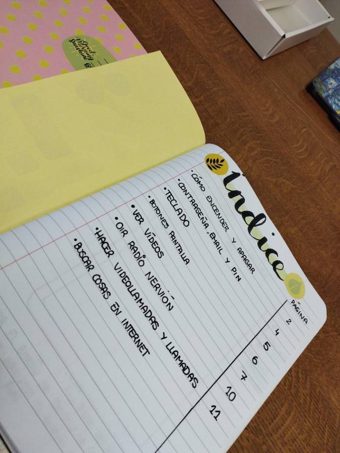 Joven diseña manual para enseñar a su abuela a utilizar una tablet Joven diseña manual para enseñar a su abuela a utilizar una tablet
