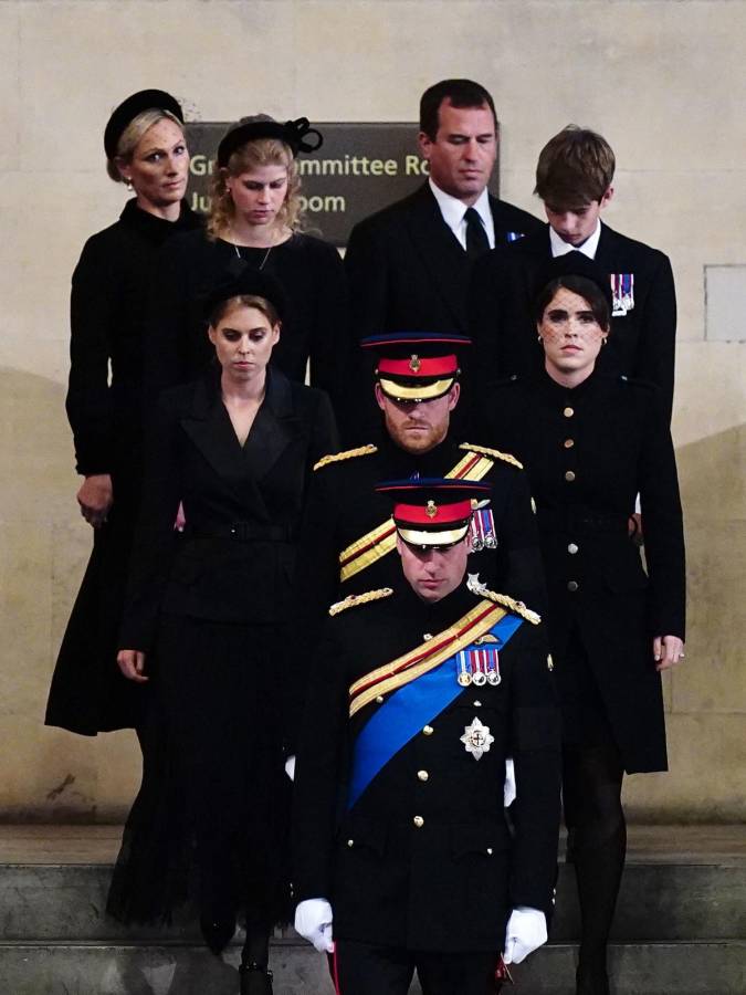 Los nietos de Isabel II en la vigilia del pasado sábado en Westminster Hall: William; Harry; Beatriz de York; Eugenie de York; lady Louise Windsor; James; Zara Tindall y Peter Phillips (Photo by Aaron Chown / POOL / AFP) Los nietos de Isabel II en la vigilia del pasado sábado en Westminster Hall: William; Harry; Beatriz de York; Eugenie de York; lady Louise Windsor; James; Zara Tindall y Peter Phillips (Photo by Aaron Chown / POOL / AFP)