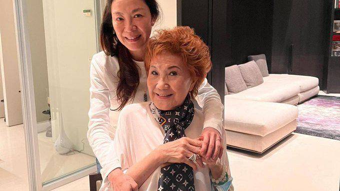 Michelle Yeoh junto a su madre Janet Michelle Yeoh junto a su madre Janet