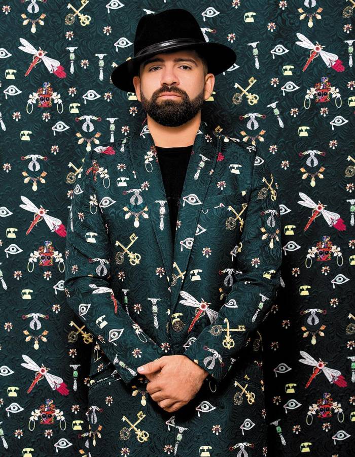 Jerry Cárcamo ha revolucionado el panorama de la moda nacional con diseños innovadores y audaces Jerry Cárcamo ha revolucionado el panorama de la moda nacional con diseños innovadores y audaces