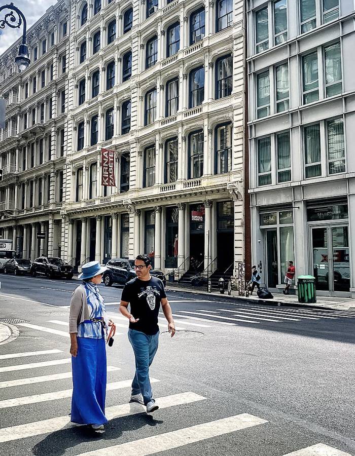 Mario recorre New York al paso de Maribel, repasando su historia en esas famosas avenidas y reconociendo la fuente de su inspiración Mario recorre New York al paso de Maribel, repasando su historia en esas famosas avenidas y reconociendo la fuente de su inspiración