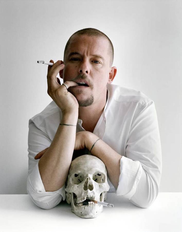 ”Mi diseñador favorito Alexander McQueen, por su capacidad de transformar la moda en arte y narrar historias a través de cada colección”. ”Mi diseñador favorito Alexander McQueen, por su capacidad de transformar la moda en arte y narrar historias a través de cada colección”.