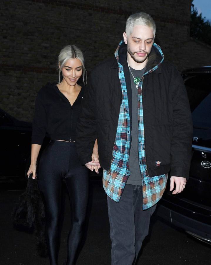 Kim Kardashian y Pete Davidson en Londres. Kim Kardashian y Pete Davidson en Londres.