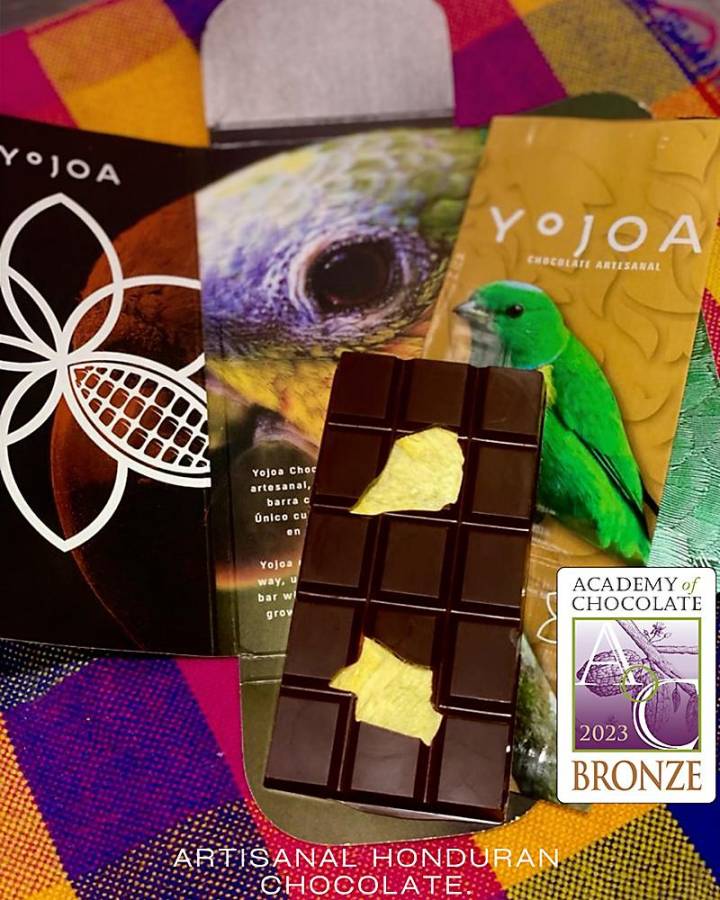 <i><b> </b></i>Una amplia gama de se encuentran en Yojoa Chocolate Artesanal. Chocolate Oscuro al 70% , chocolate Oscuro con Naranja y arándanos; ,con Piña y mango; con cardamomo, chocolate oscuro con Ajonjolí y sal, chocolate oscuro añejado en barril de wisky, chocolate leche con tamarindo y habanero, chocolate blanco, chocolate blanco con banano, cúrcuma y amaranto. <i><b> </b></i>Una amplia gama de se encuentran en Yojoa Chocolate Artesanal. Chocolate Oscuro al 70% , chocolate Oscuro con Naranja y arándanos; ,con Piña y mango; con cardamomo, chocolate oscuro con Ajonjolí y sal, chocolate oscuro añejado en barril de wisky, chocolate leche con tamarindo y habanero, chocolate blanco, chocolate blanco con banano, cúrcuma y amaranto.