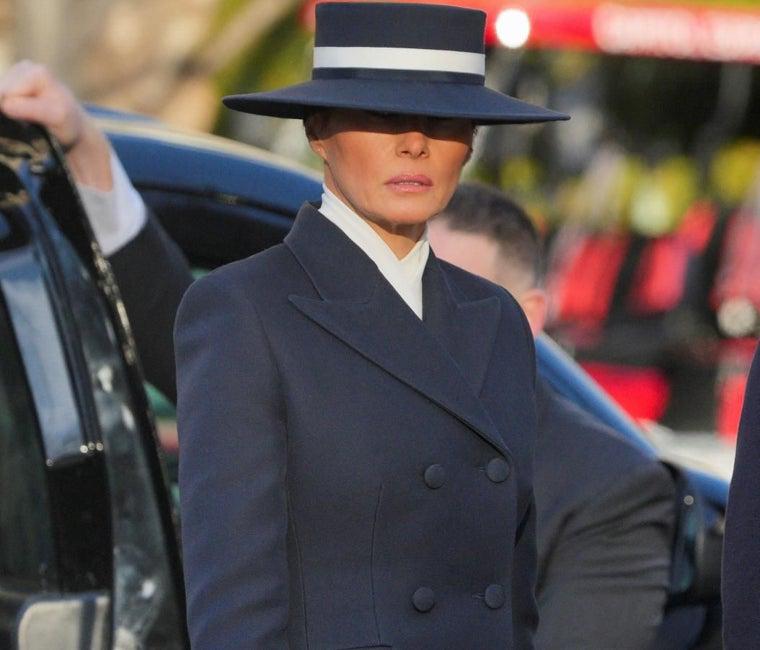 Melania eligió un sombrero de ala ancha con ribete blanco by Eric Javits Melania eligió un sombrero de ala ancha con ribete blanco by Eric Javits