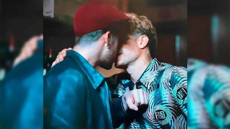 El beso entre Bad Bunny y Gael García causó mucha polémica en redes sociales El beso entre Bad Bunny y Gael García causó mucha polémica en redes sociales
