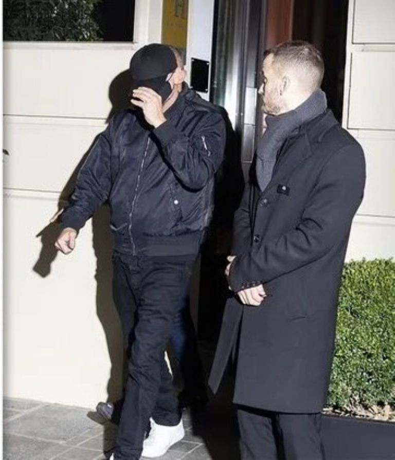 DiCaprio saliendo de hotel donde se hospedaba Gigi en París. DiCaprio saliendo de hotel donde se hospedaba Gigi en París.