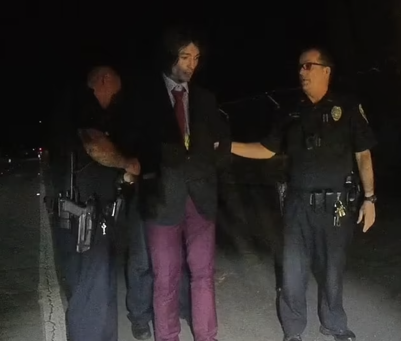 Miller siendo arrestado en Hawái. Miller siendo arrestado en Hawái.