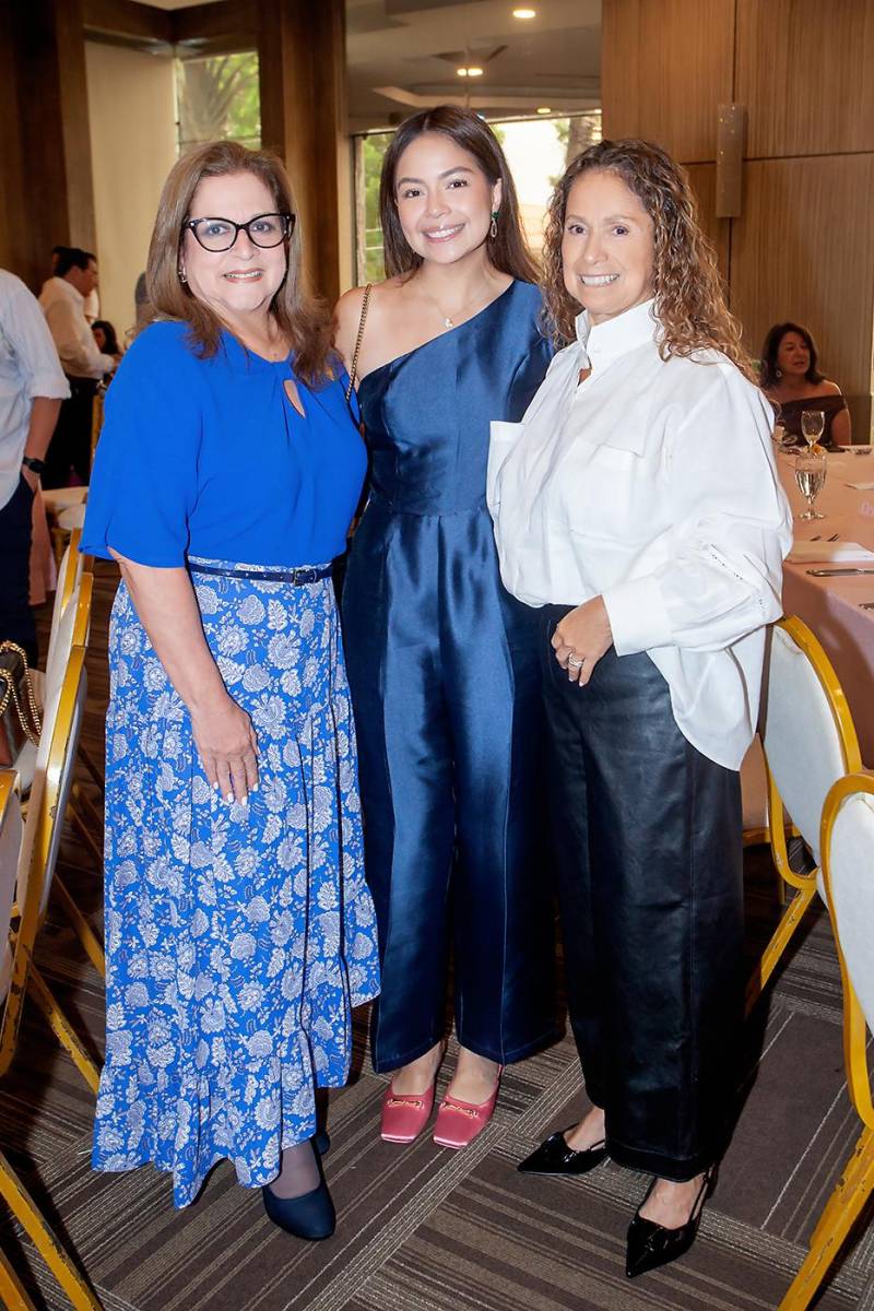 Elida Dieck con Mariana y Xiomara León.