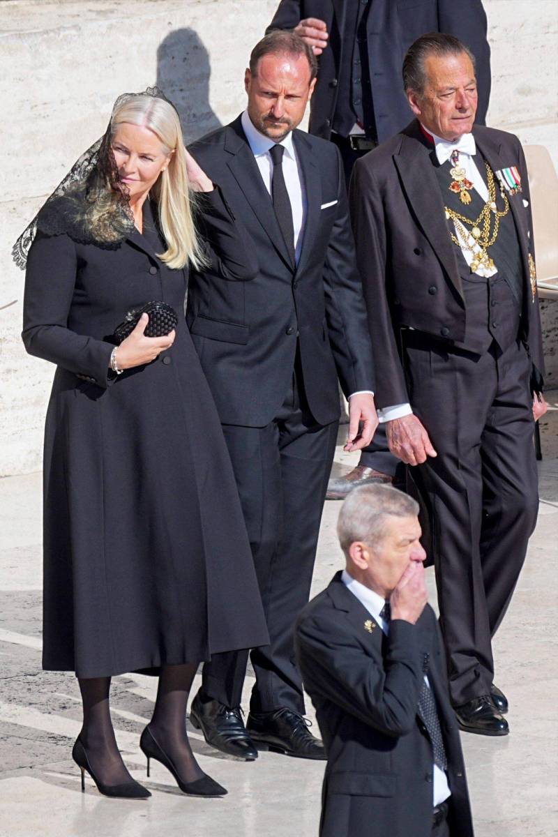 Desde el norte de Europa, el príncipe heredero Haakon de Noruega, asistió a la ceremonia, acompañado de su esposa, la princesa Mette-Marit, ambos vestidos de riguroso luto.