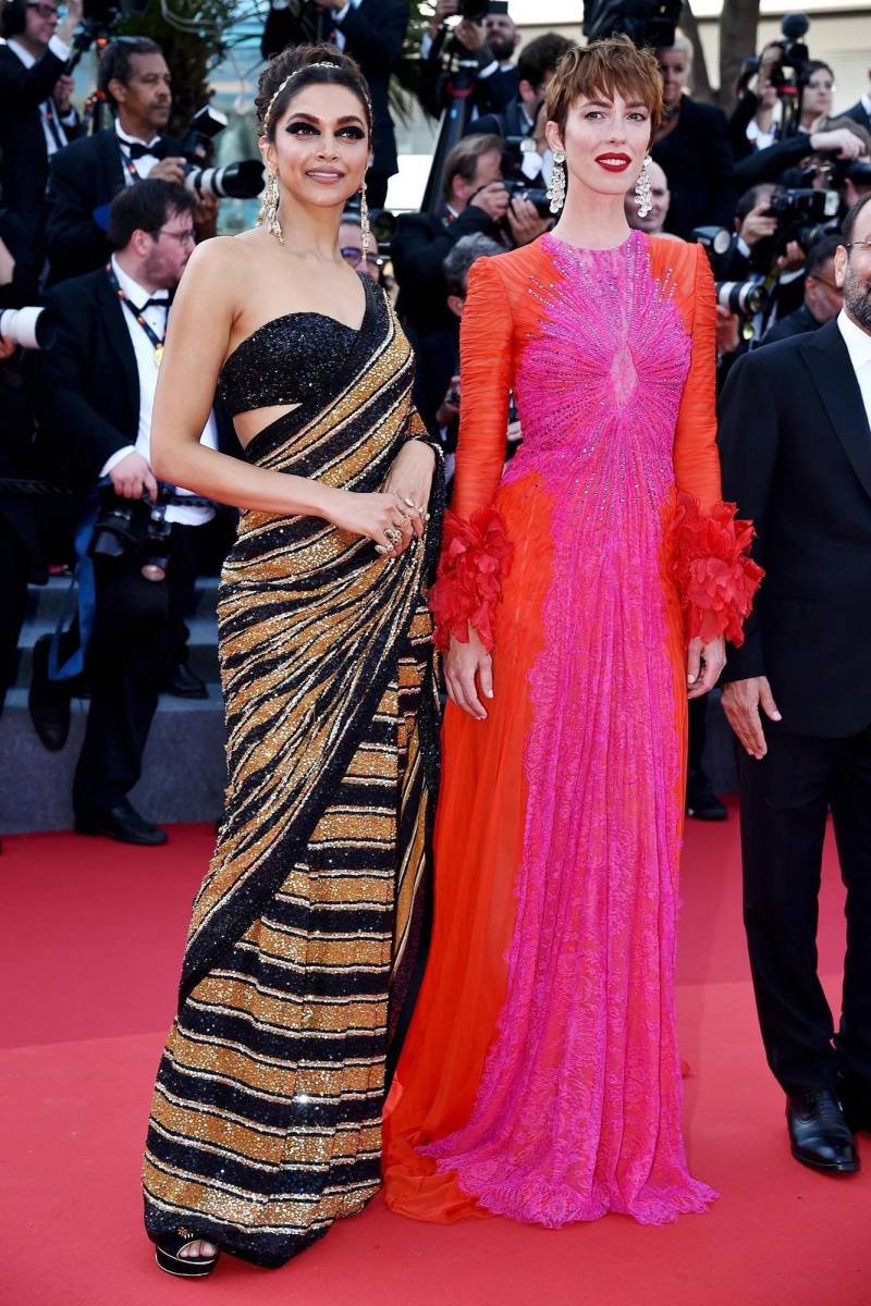 Deepika Padukone en Sabyasachi y Rebecca Hall en Gucci.