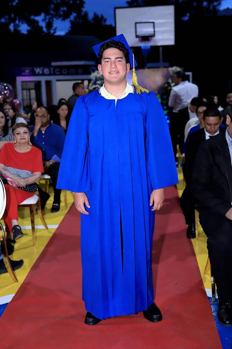 Adrián Flores.