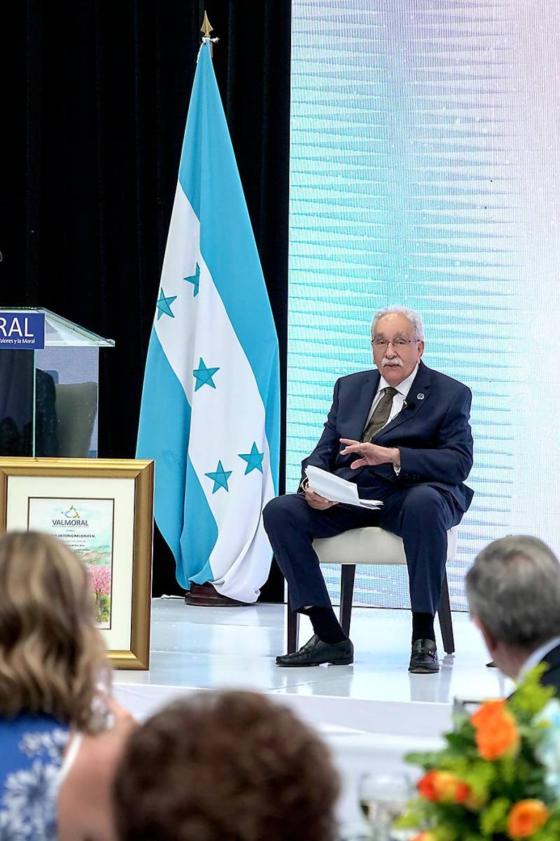  El homenajeado Marco Antonio Raudales Navarro.