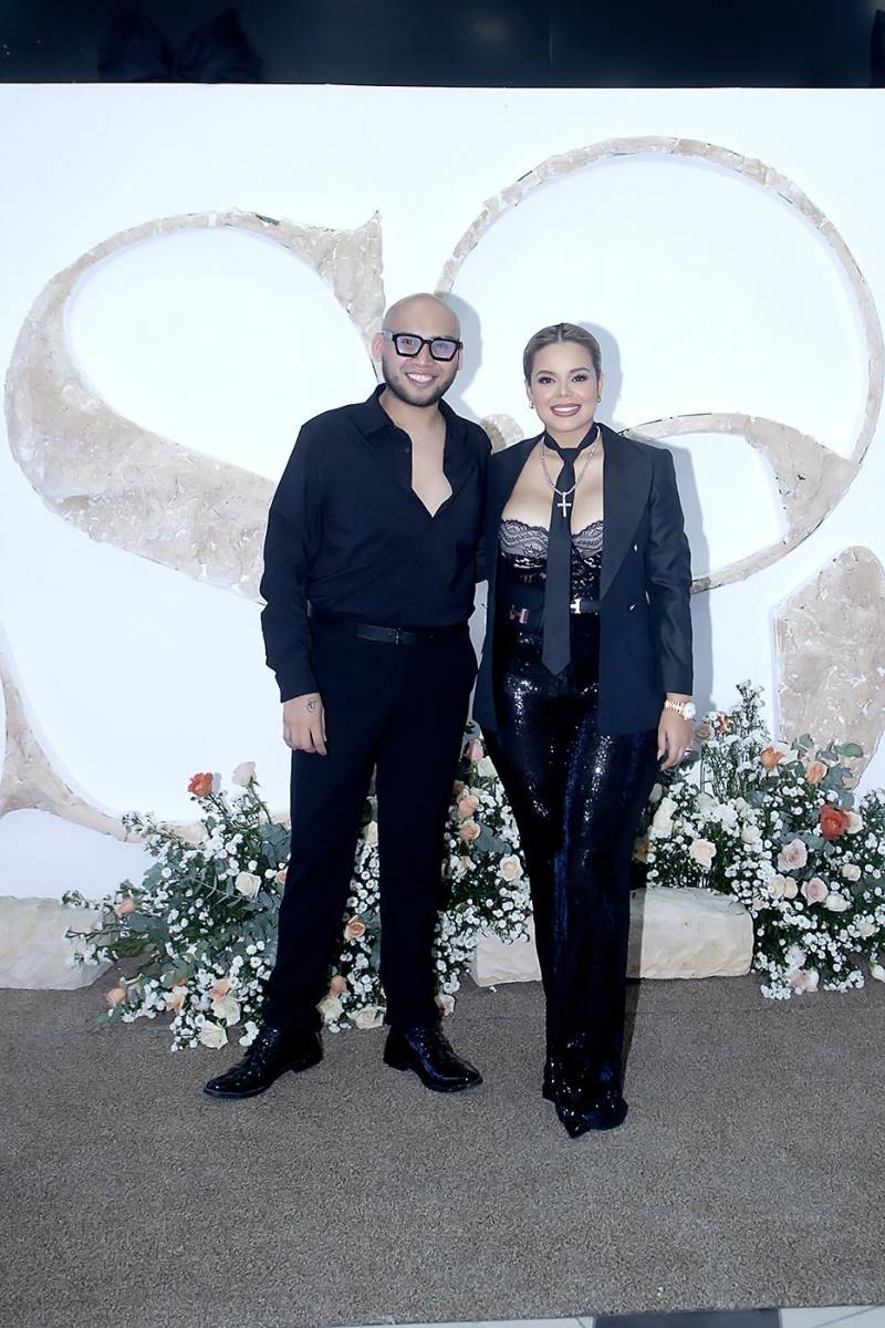 La reapertura de Sol Boutique marca un nuevo capítulo en la moda de Honduras. Con la visión de la personal shopper Sol Sosa, la boutique ofrece a sus clientes acceso exclusivo a marcas que destacan por su diseño y artesanía internacional, consolidándose como un espacio de referencia para quienes buscan tendencias y piezas únicas en la ciudad. En la foto: Brandon Rubio y Sol Sosa.