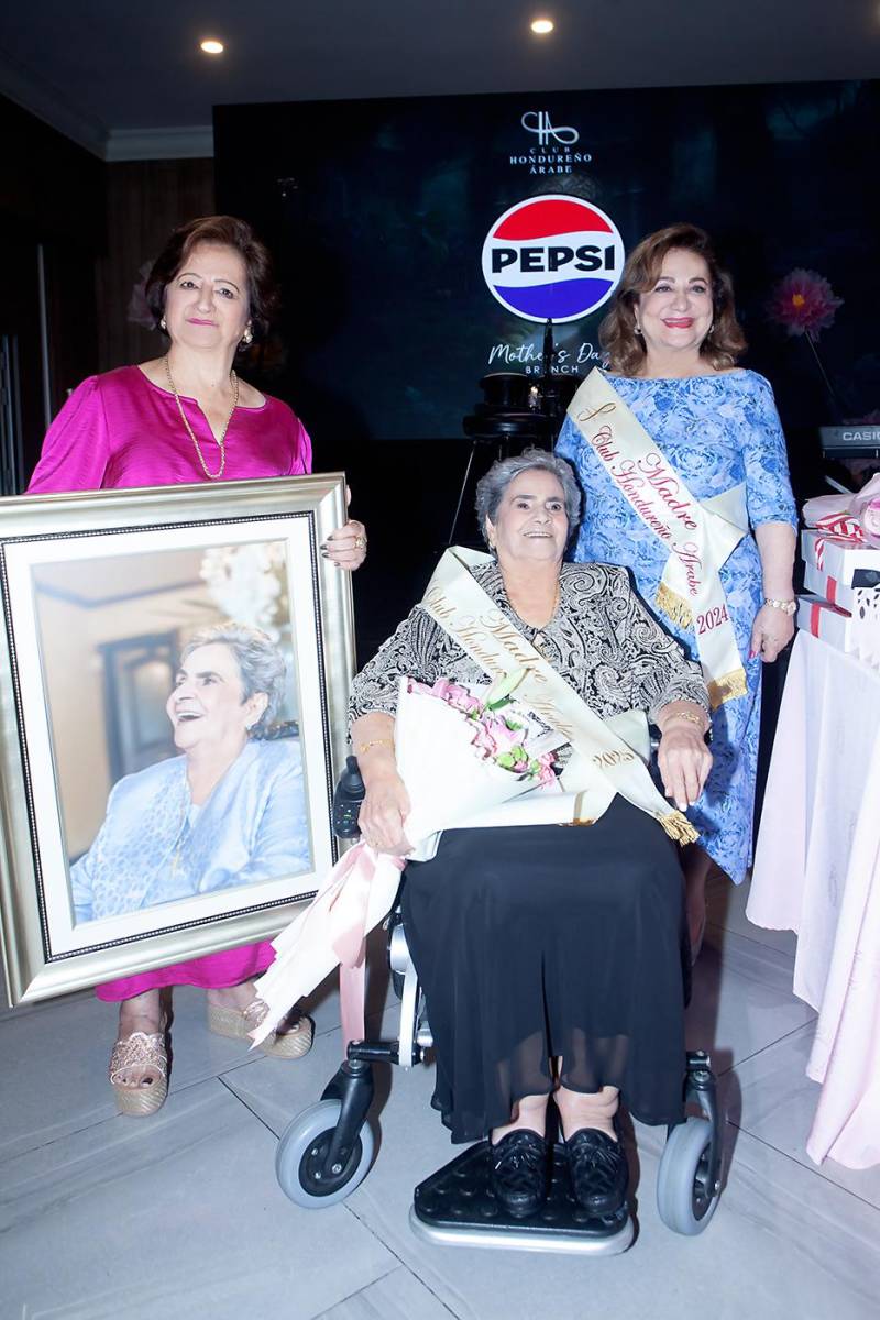 Mary Handal, socia del Club Hondureño Árabe, la homenajeada Olga Nicola Khamis Qubain, con Suyapa Fuschich, madre 2024.