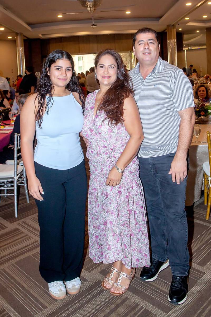 Sharika, Tatiana y Carlos Bendeck.