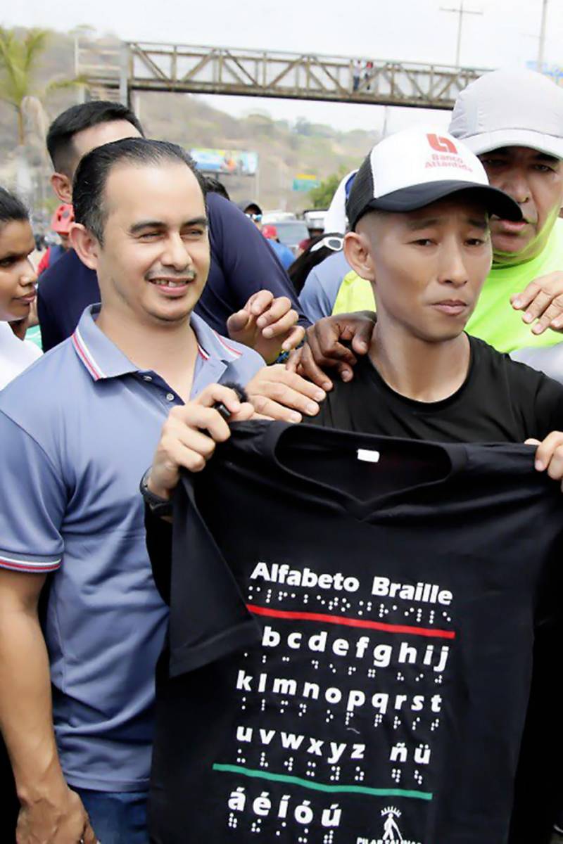 Shin Fujiyama llega a Tegucigalpa en carrera para recaudar fondos para escuela