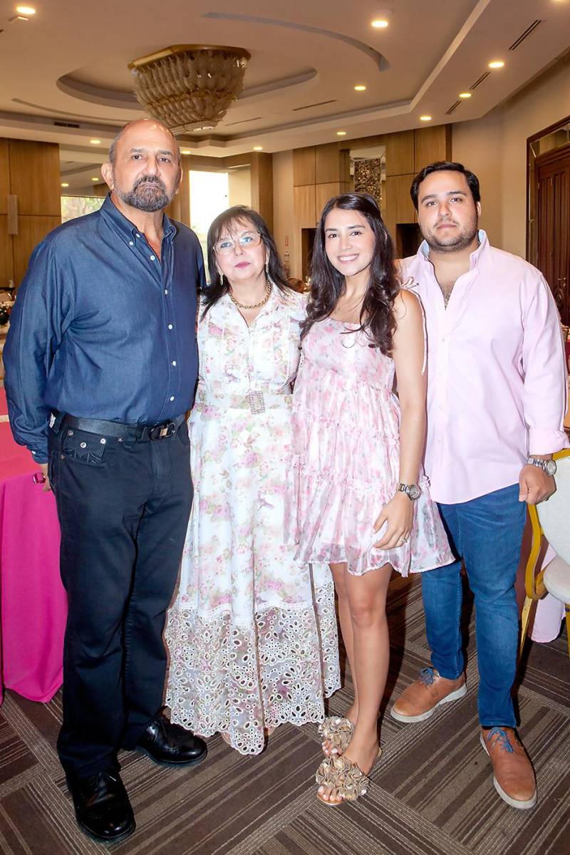 Edgardo y Daisy Handal con Giovanna y Christopher Fuschich.