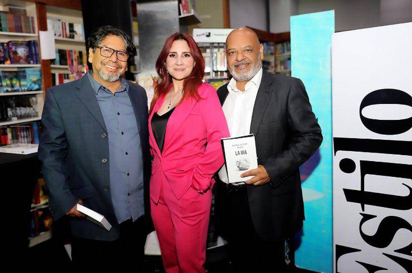 Cinthia Méndez compartiendo con los invitados sobre su experiencia en el Book N´ Booze.