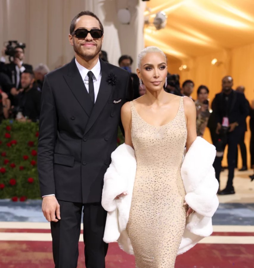 Kim reconoció que tuvo que bajar 16 libras para poder ponerse le vestido de Marilyn Monroe. Kim reconoció que tuvo que bajar 16 libras para poder ponerse le vestido de Marilyn Monroe.