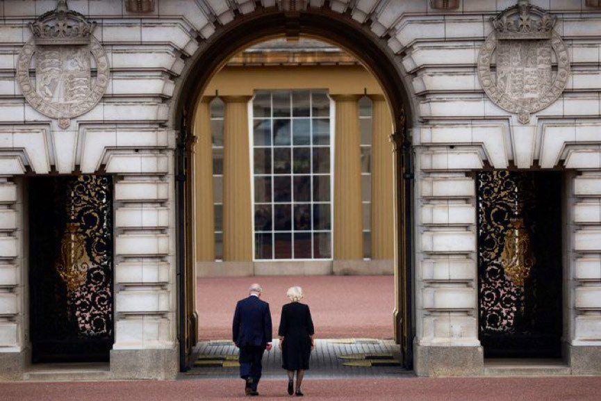 El rey Carlos III llega al Palacio de Buckingham y es ovacionado con un “¡Dios salve al rey!”