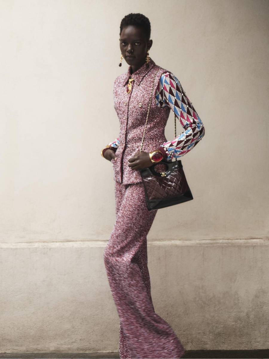 Trajes de pantalón acampanado en tweed, abrigos largo y jeans con logo usados sobre plataformas, vestidos con lentejuelas, sweaters gráficos, chaquetas de red floral debajo de un strass...la colección la protagonizan piezas de cuidados detalles 