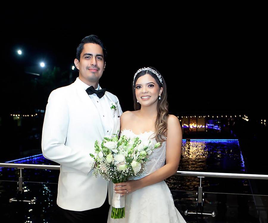 Una noche inolvidable llena de detalles y lindos recuerdos vivieron los felices novios Carlos Valladares y Michelle Romero durante su boda eclesiástica.