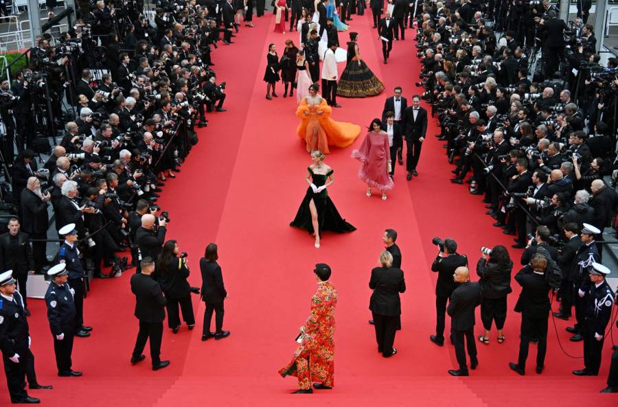 La 77 edición del Festival de Cannes comenzó hoy en un clima de efervescencia, con una nueva oleada de movilizaciones contra la violencia sexual en el cine francés y el desembarco de una multitud de estrellas de Hollywood.