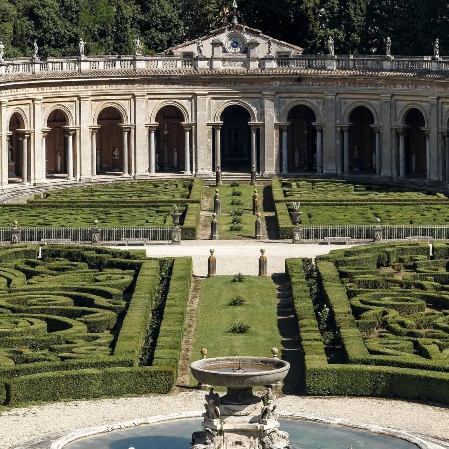 Los históricos jardines de Villa Albani Torlonia en Roma se convirtió en el icónico escenario para la firma en el que desfilaron las siluetas del desfile Crucero 2026 de Dior. Los históricos jardines de Villa Albani Torlonia en Roma se convirtió en el icónico escenario para la firma en el que desfilaron las siluetas del desfile Crucero 2026 de Dior.