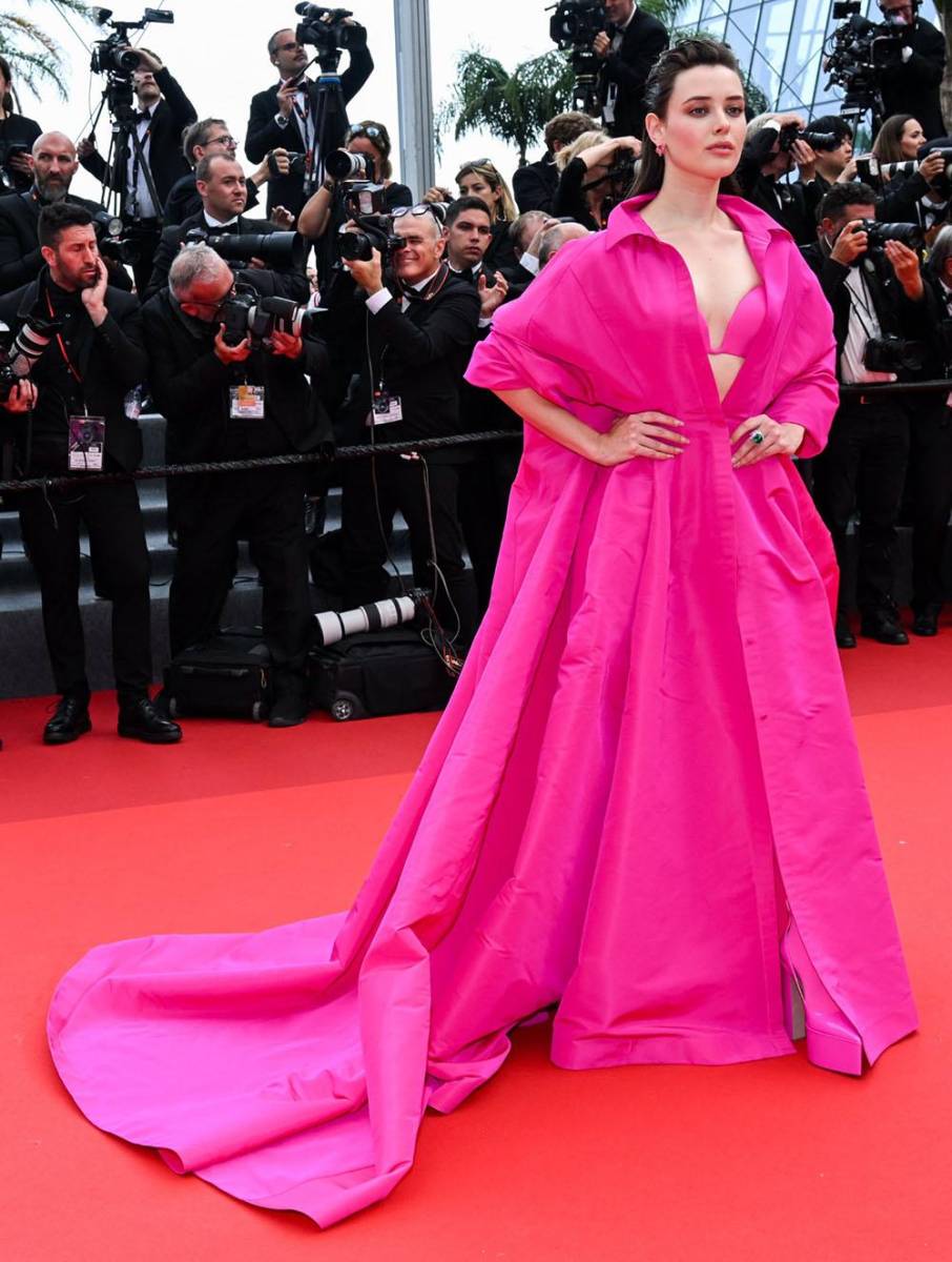 Katherine Langford en Valentino. 