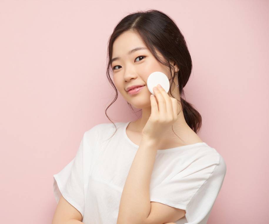 Como sabrás, las tendencias de K-beauty suelen caracterizarse por su sutileza, delicadeza y falta de dramatismo, pero lejos de ser aburridas, son fascinantes. Utilizar estas tendencias tiene su arte, especialmente para lograr ese efecto de piel de porcelana y contornos faciales más definidos, ya sea para agrandar o reducir ciertos rasgos. Si deseas descubrir las técnicas secretas que emplean, aquí te compartimos cómo lucir y ser una auténtica experta en el arte del maquillaje coreano.