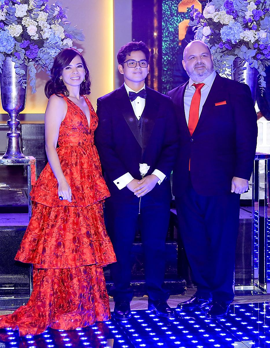 Saadia, Gabriel y Roy Fajardo.