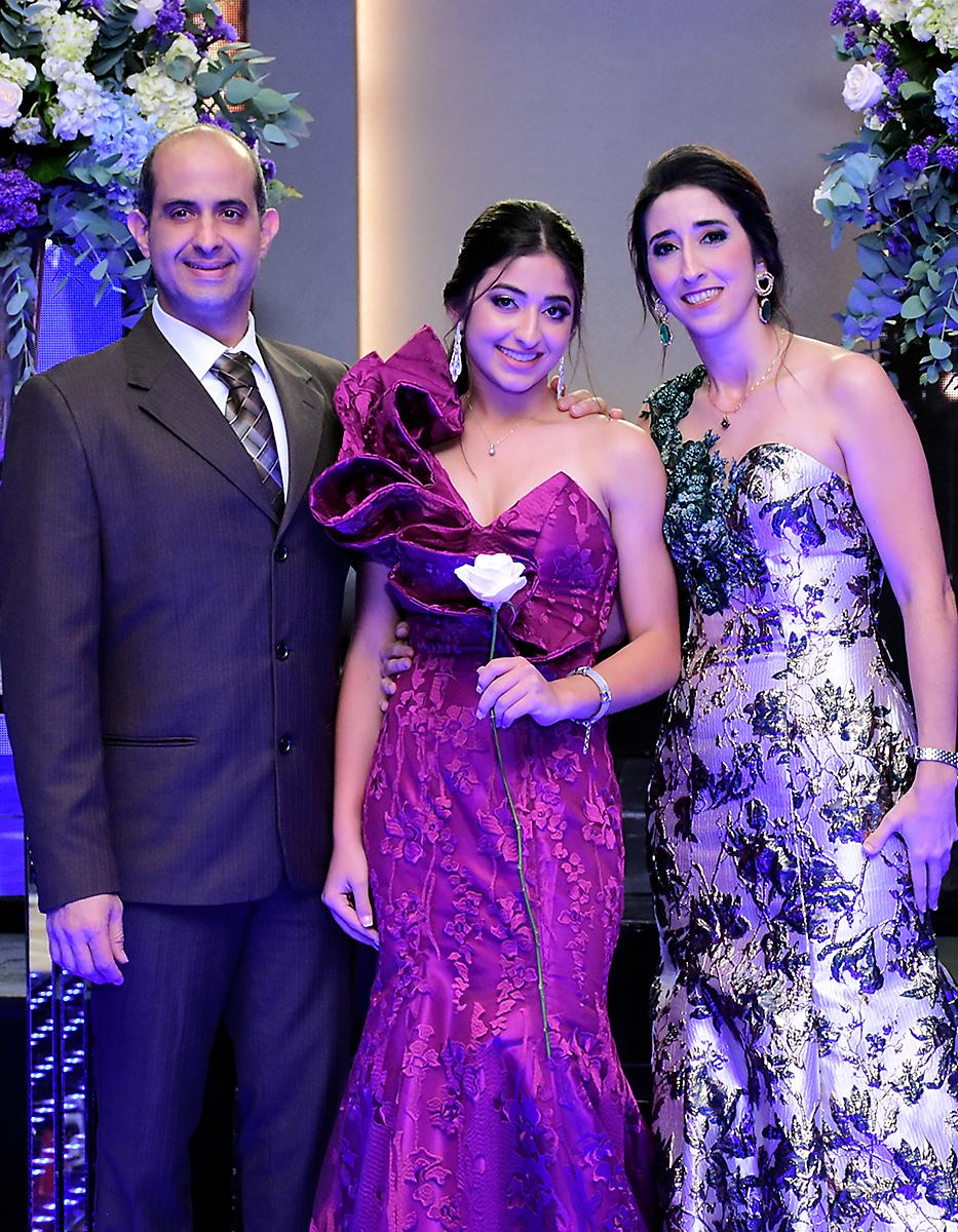 Yousef, Stephanie y Hanan Kury.