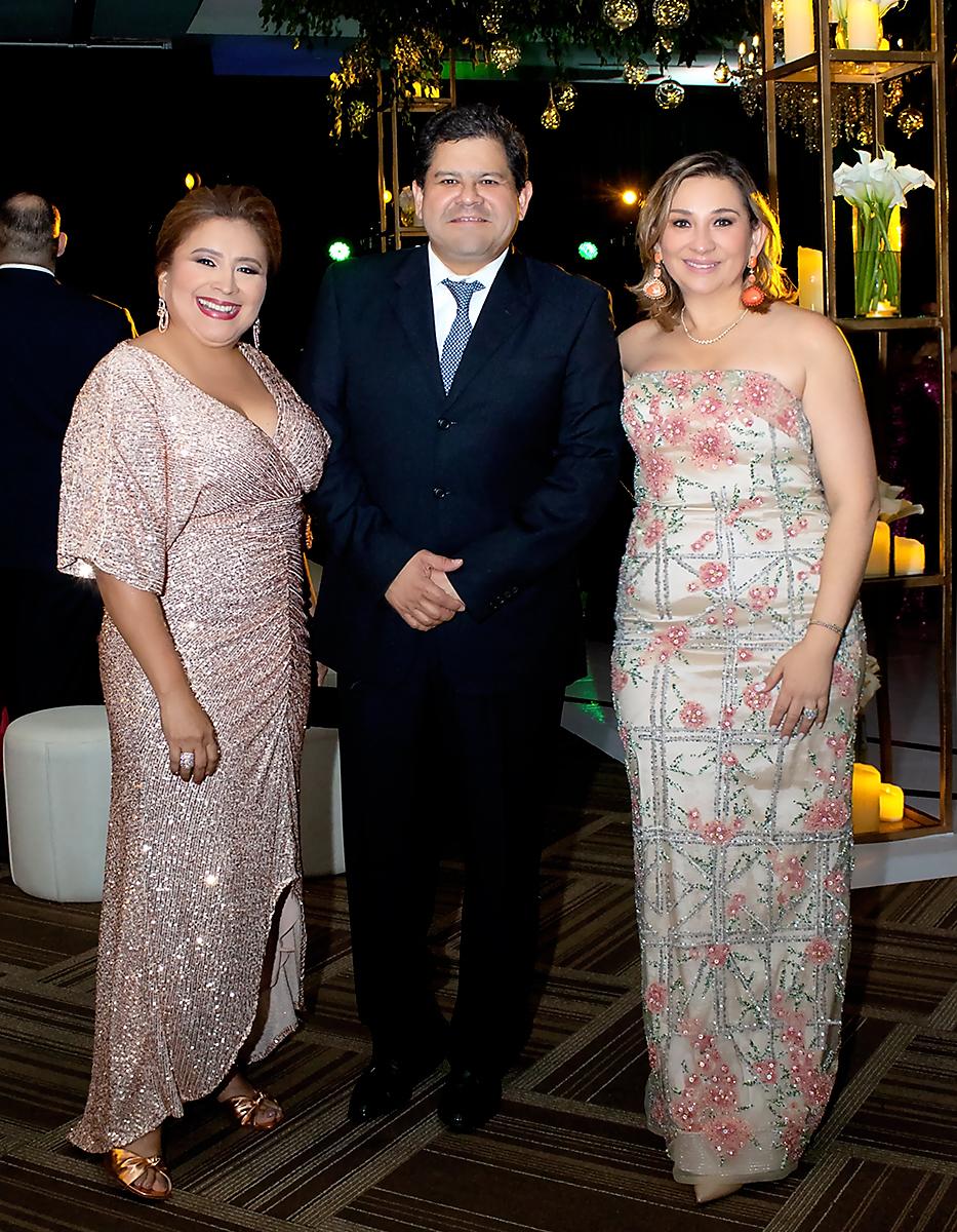 Mirna, Hernán y Jenny Carrión.